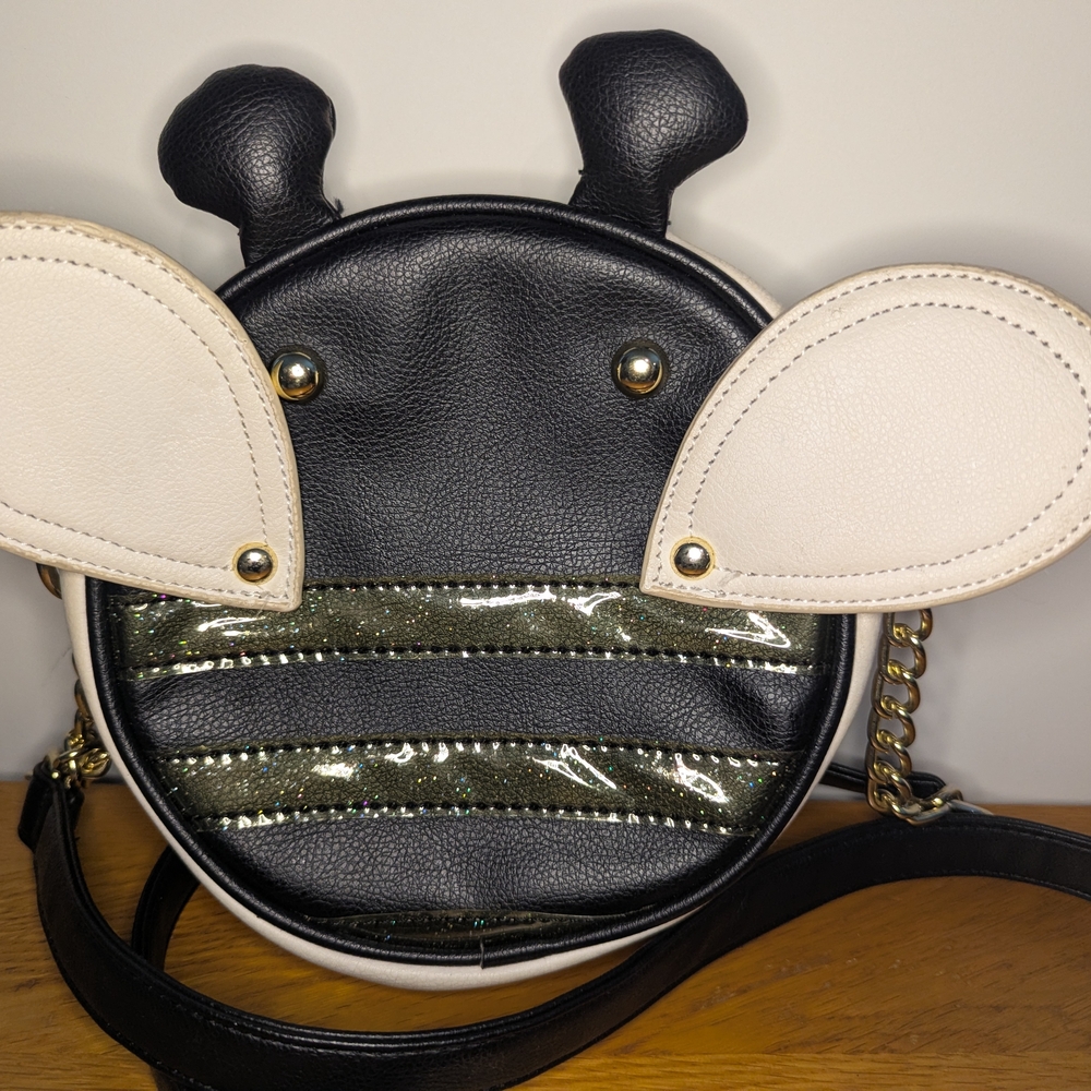 ‼️PRICE DROP‼️▪️Betsy Johnson ▪ "What's The Buzz" Bee Crossbody - Black & White - Picture 3 of 11